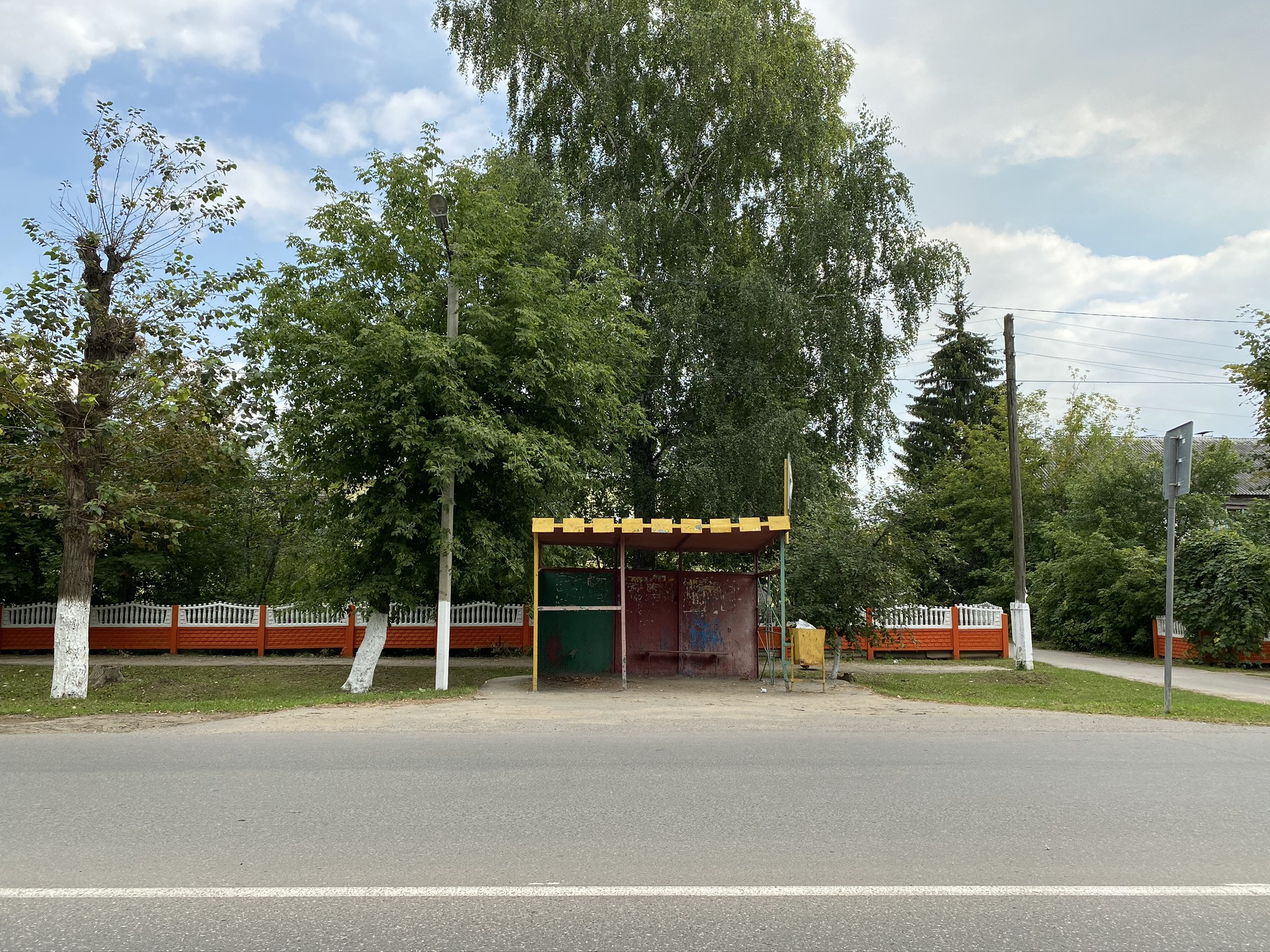 Автобусная остановка из 90-х в городе Михайлов – фотографии России