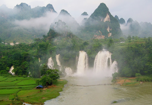 Водопад Куанг Си в тумане. Лаос – фотографии Лаоса