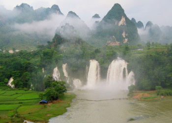Водопад Куанг Си в тумане. Лаос – фотографии Лаоса