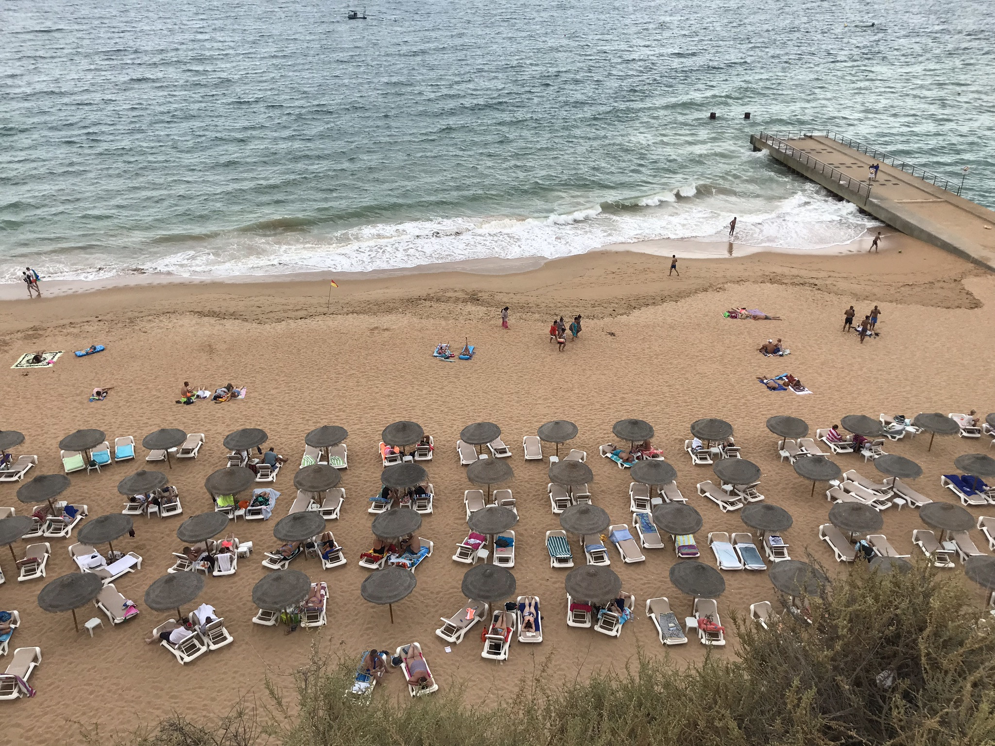 Вид на пляж и берег в Албуфейре (Albufeira), Португалия – фотографии Португалии