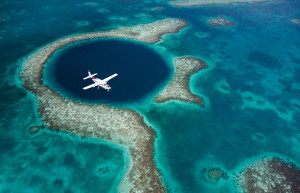 Вид с высоты на самолёт и Голубую дыру – фотографии Белиза
