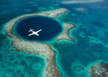 Вид с высоты на самолёт и Голубую дыру – фотографии Белиза