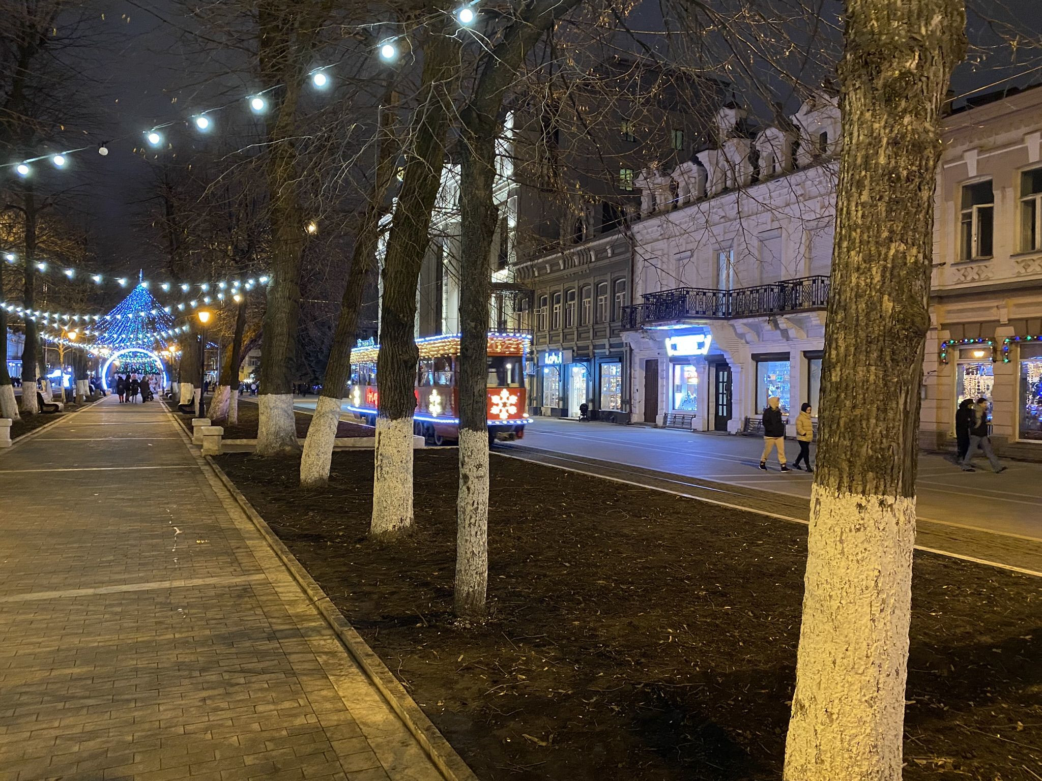 Аллея на проспекте Мира, Владикавказ, новогодний трамвай – фотографии России