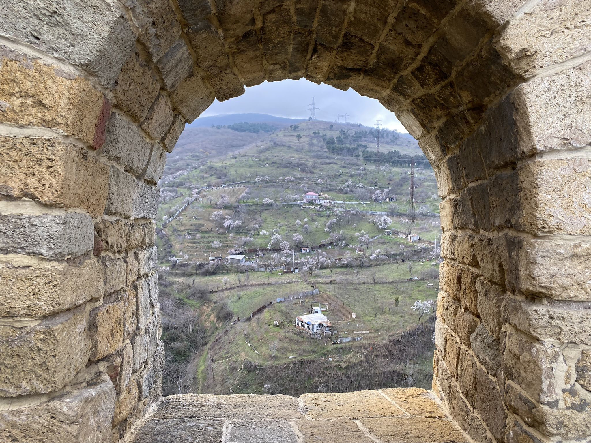 Вид на окрестности с окна крепости Нарын-кала – фотографии России