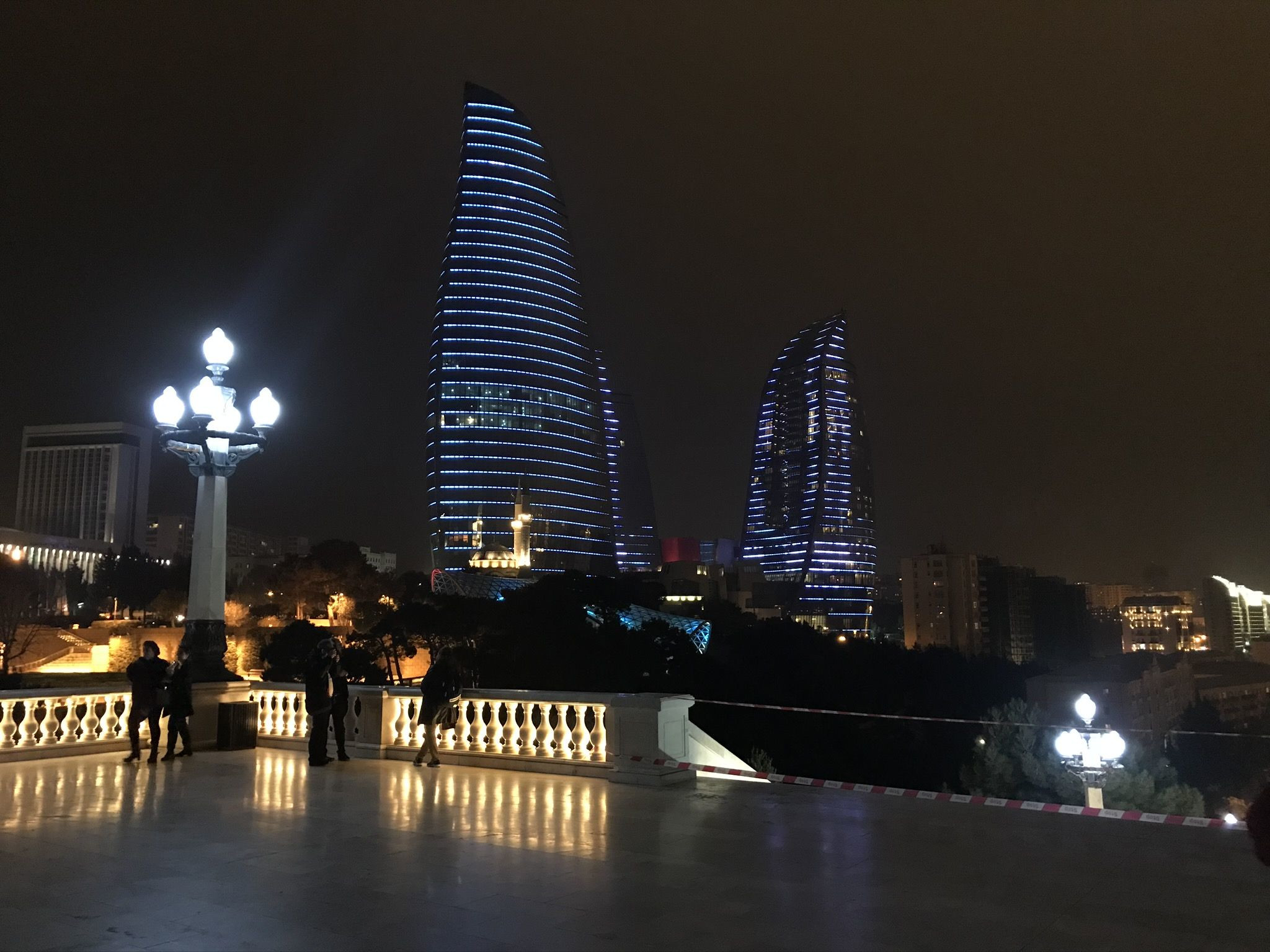 Пламенные башни в ночное время – фотографии Азербайджана