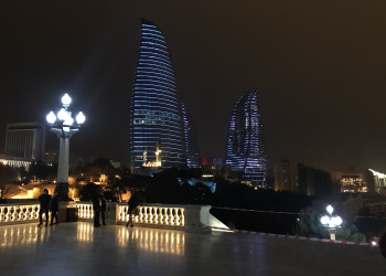 Пламенные башни в ночное время – фотографии Азербайджана