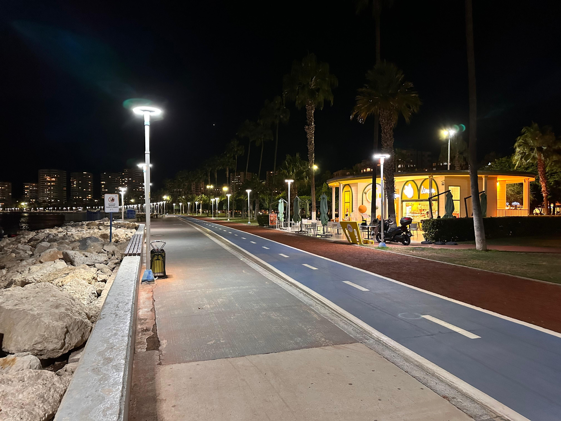 Набережная Мерсина вечером – фотографии Турции