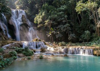 Водопад Куанг Си в лесу. Лаос – фотографии Лаоса