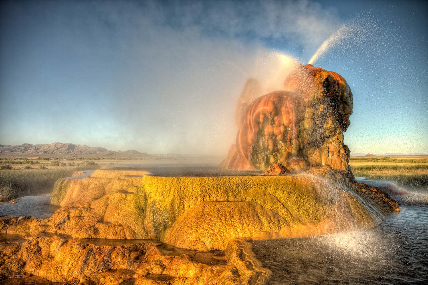 Вода была недостаточно горячей в гейзере Флай для энергетических целей, колодец закрыли, но неудачно – фотографии США