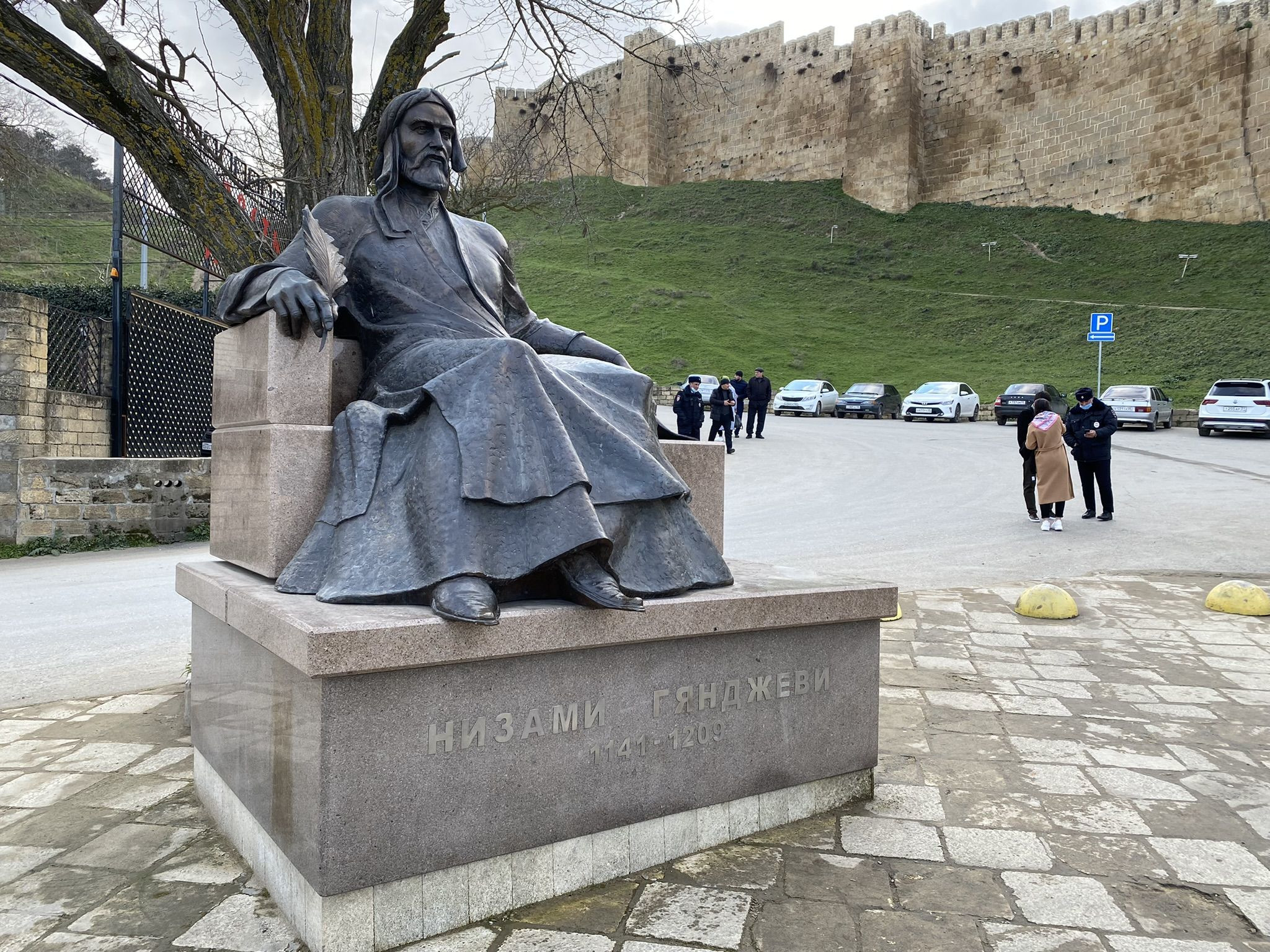 Памятник классику персидской поэзии Низами Гянджеви – фотографии России