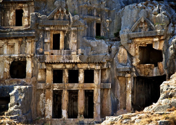 Скальные гробницы в городе Мира (Myra) в Кемере, Турция – фотографии Турции