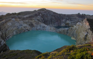 Лучшее время для посещения вулканических озёр Келимуту — июль или август (сухой сезон в Индонезии) – фотографии Индонезии