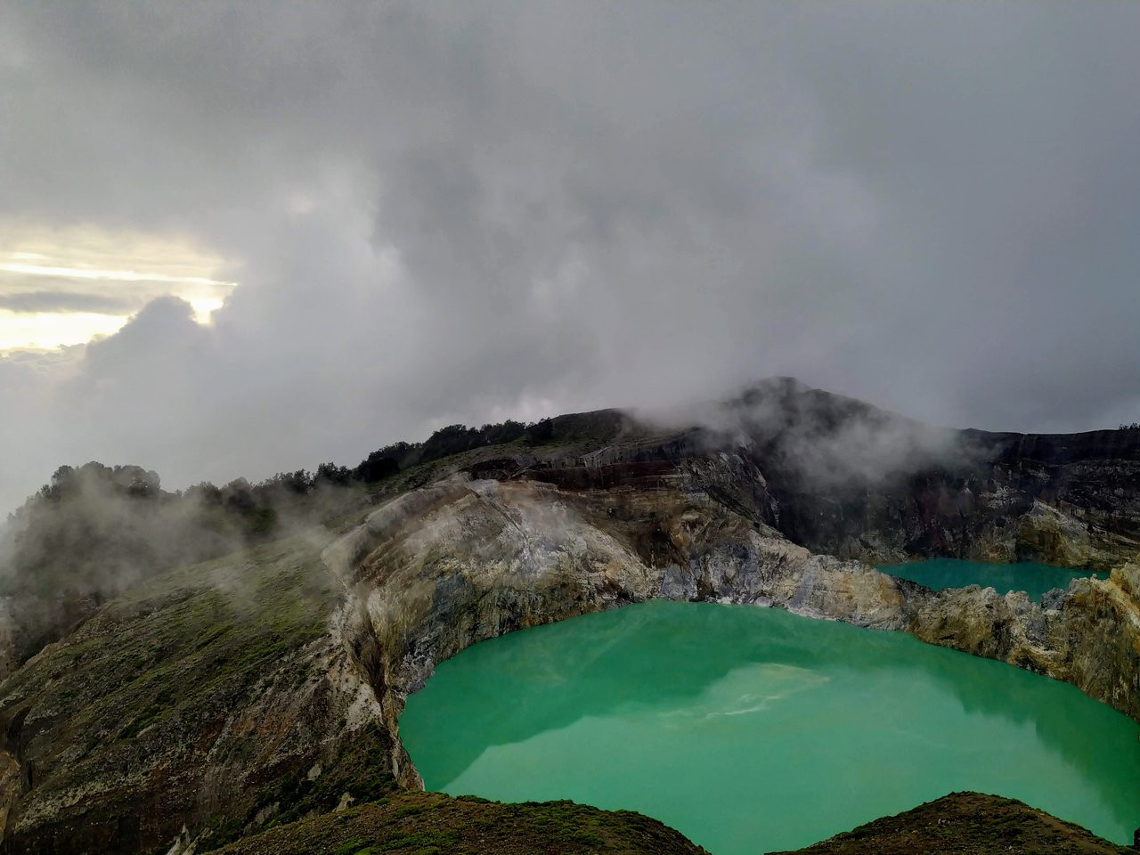 На вершине горы Келимуту (Kelimutu) холодно и ветренно в первой половине дня, а жарко - во второй – фотографии Индонезии
