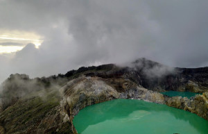 На вершине горы Келимуту (Kelimutu) холодно и ветренно в первой половине дня, а жарко - во второй – фотографии Индонезии