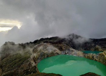На вершине горы Келимуту (Kelimutu) холодно и ветренно в первой половине дня, а жарко - во второй – фотографии Индонезии