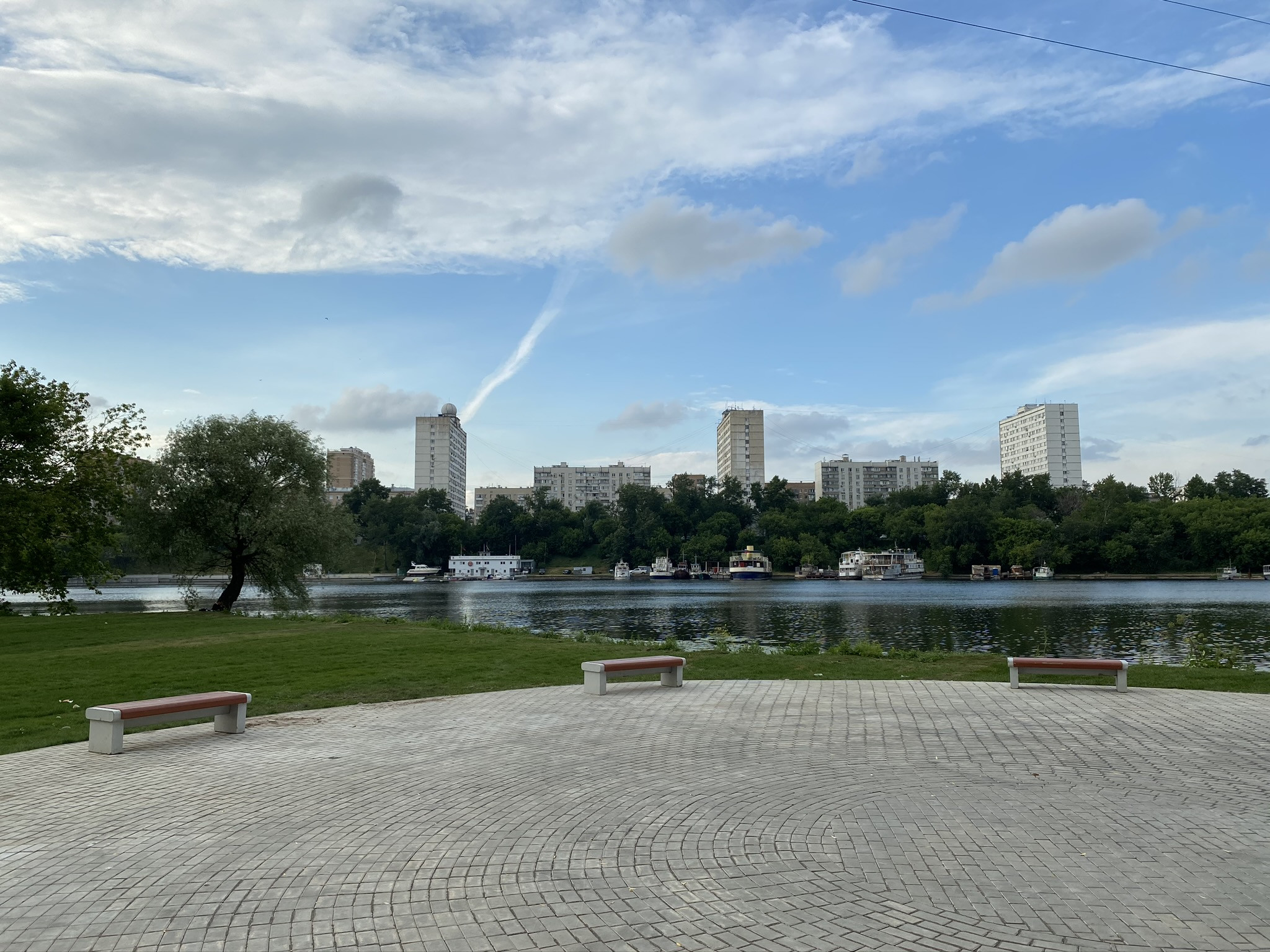 Вид с парка "Остров Мечту" на стоянка флота "Бухта Кожуховская", Москва – фотографии России