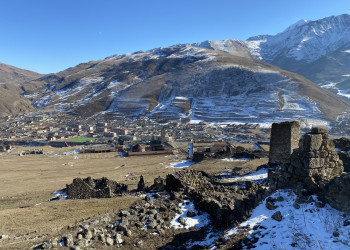 Вид со склона села Цимити на поселок Верхний Фиагдон, Северная Осетия – фотографии России