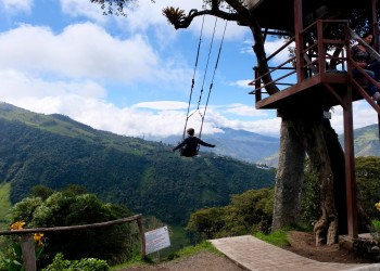 Качели “Конец света” прибавят адреналина катающимся смельчакам на высоте 2660 метров под ногами – фотографии Эквадора
