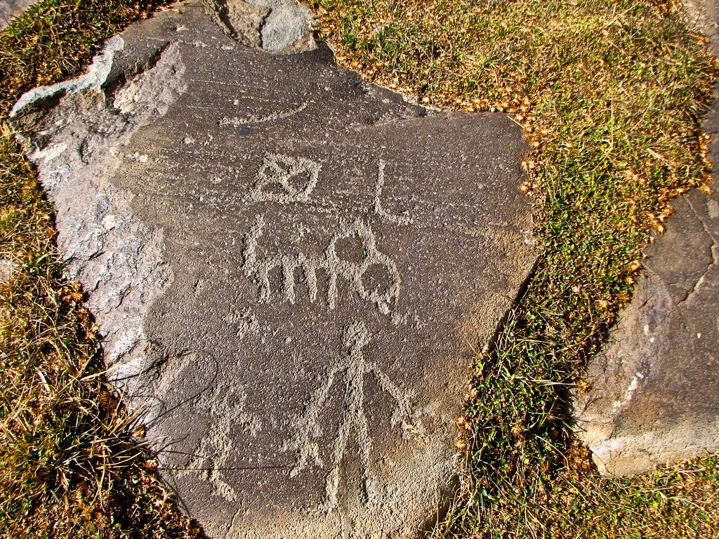 Петроглифы Ухтасара (Ughtasar Petroglyphs) – фотографии Армении