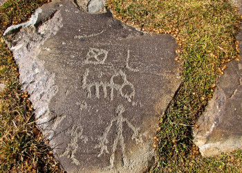 Петроглифы Ухтасара (Ughtasar Petroglyphs) – фотографии Армении