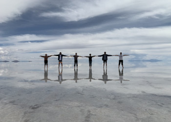 Туристы на высохшем соленом озере Уюни в Боливии – фотографии Боливии
