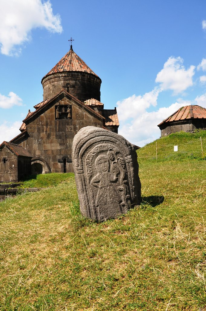 Памятный обелиск в монастыре Ахпат (Haghpat Monastery), Армения – фотографии Армении
