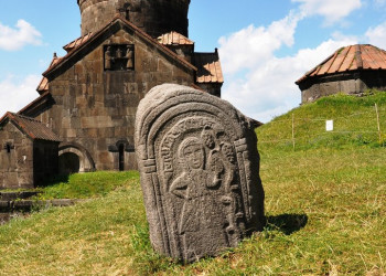 Памятный обелиск в монастыре Ахпат (Haghpat Monastery), Армения – фотографии Армении