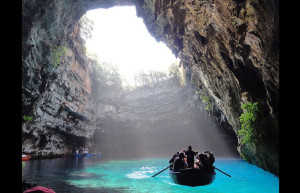 Туристы в пещере-озере Мелиссани, Греция – фотографии Греции