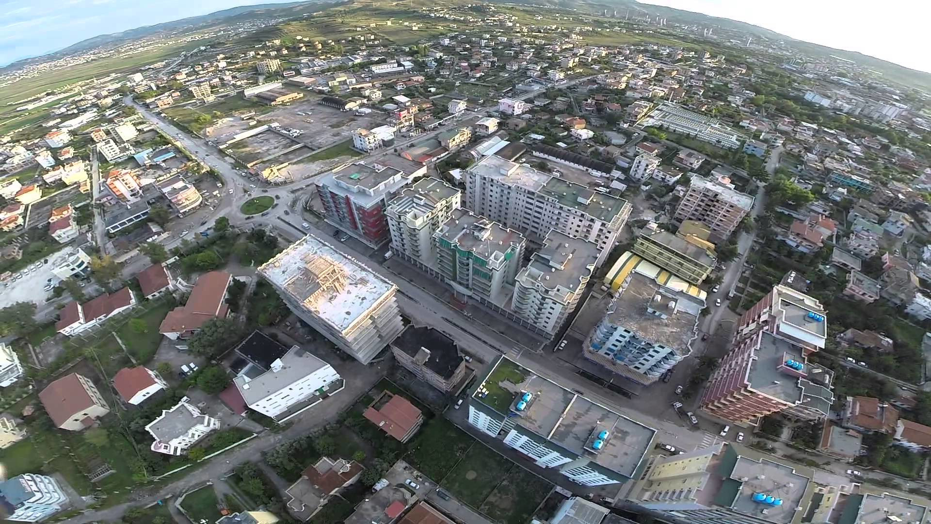 Вид на город с высоты. Фиери. Албания – фотографии Албании
