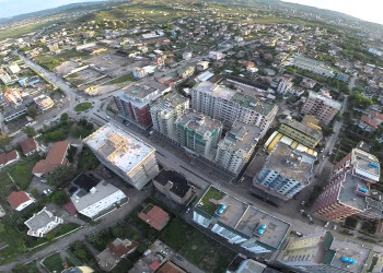 Вид на город с высоты. Фиери. Албания – фотографии Албании