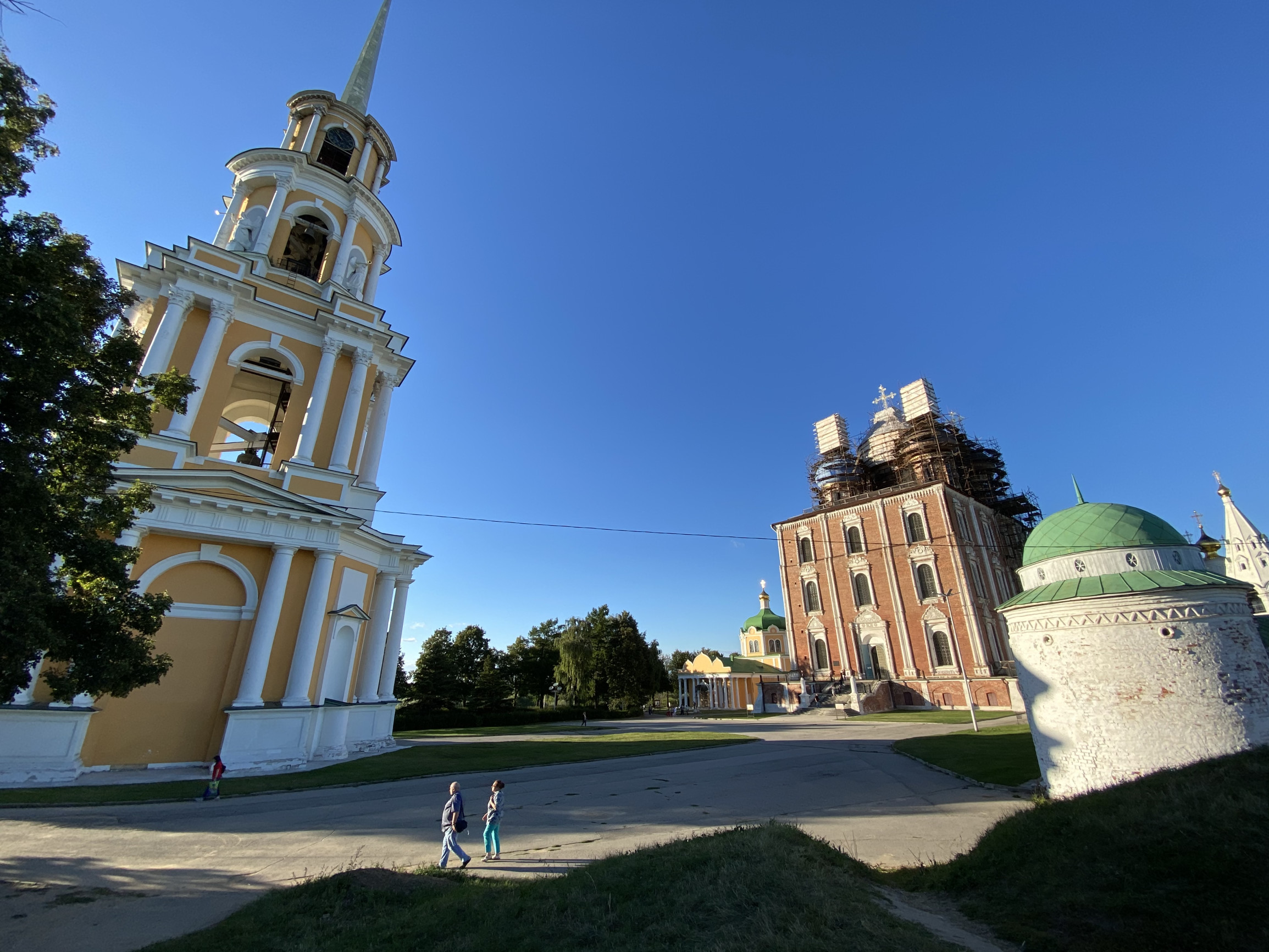 Вид с холма на Кремль и церковь – фотографии России