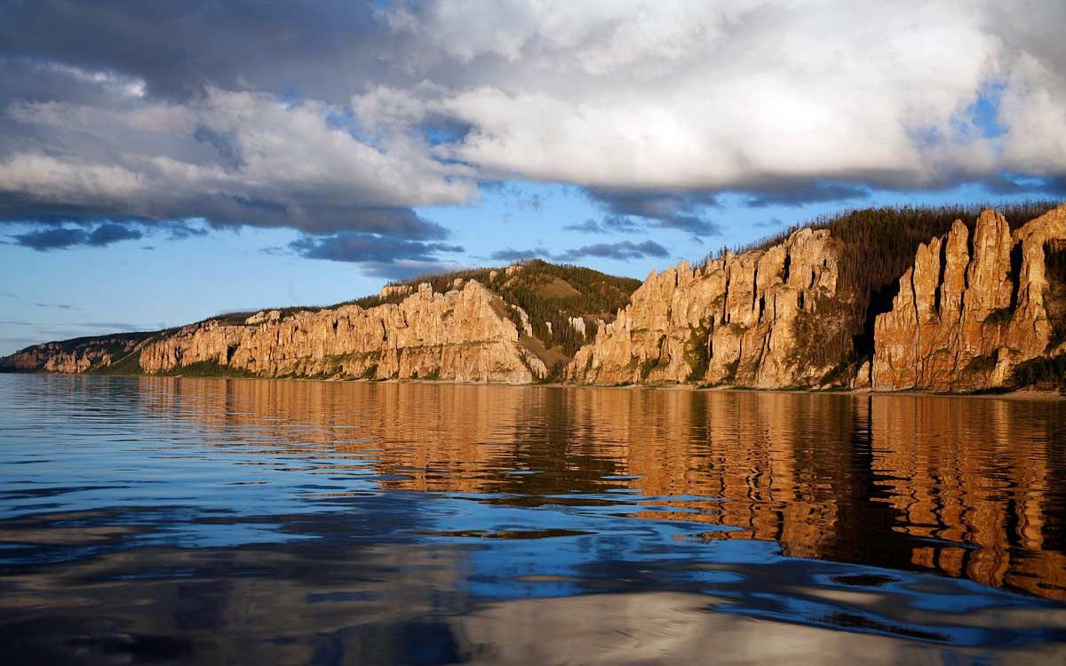 Красоту величественных «Ленских столбов» в Якутии можно увидеть на правом берегу реки Лены – фотографии России
