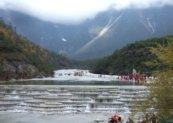 Долина Голубой Луны находится в ущелье между склонами гор, образуя озёра, водопады – фотографии Китая
