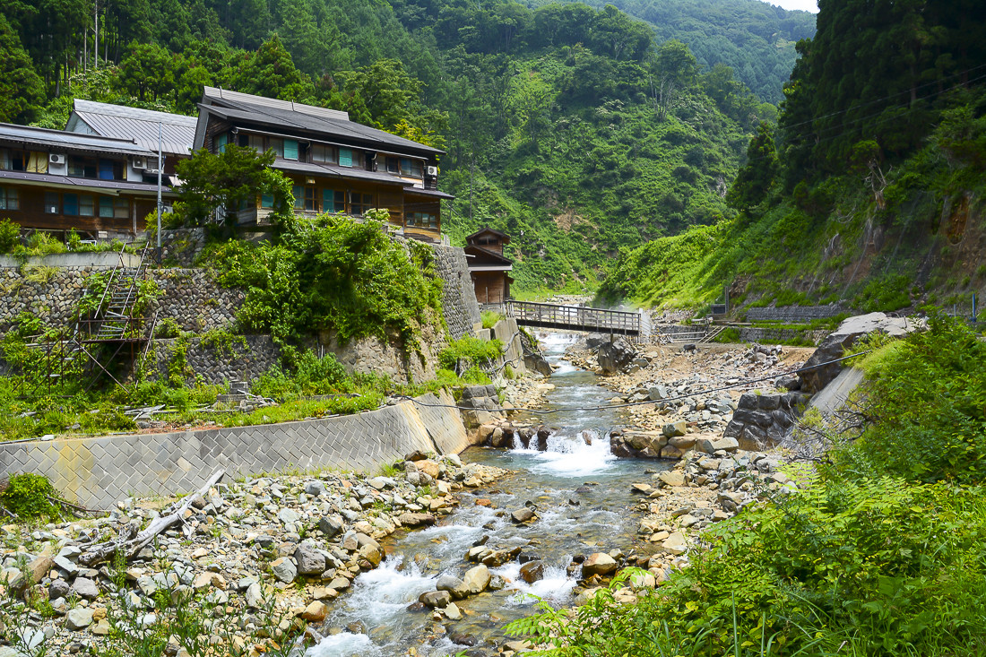 Некоторые из горячих источников долины Джигокудани достигают температуры выше 50 градусов Цельсия – фотографии Японии
