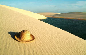 Грузовики перевозят пассажиров под навесом по 10 человек в национальном парке Ленсойс-Мараньенсис – фотографии Бразилии