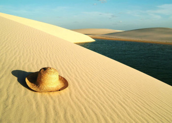 Грузовики перевозят пассажиров под навесом по 10 человек в национальном парке Ленсойс-Мараньенсис – фотографии Бразилии