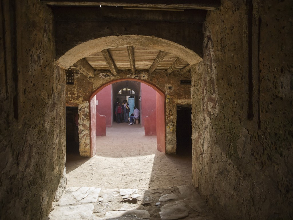 В клетках размером 2,5 квадратных метра африканцы проводили до трёх месяцев, пока их не купили – фотографии Сенегала