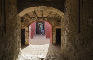 В клетках размером 2,5 квадратных метра африканцы проводили до трёх месяцев, пока их не купили – фотографии Сенегала