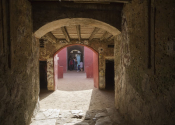 В клетках размером 2,5 квадратных метра африканцы проводили до трёх месяцев, пока их не купили – фотографии Сенегала