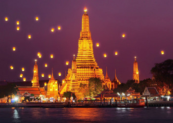 Храм в период фестиваля Йи Пенг (фестиваля водных огней) – фотографии Таиланда