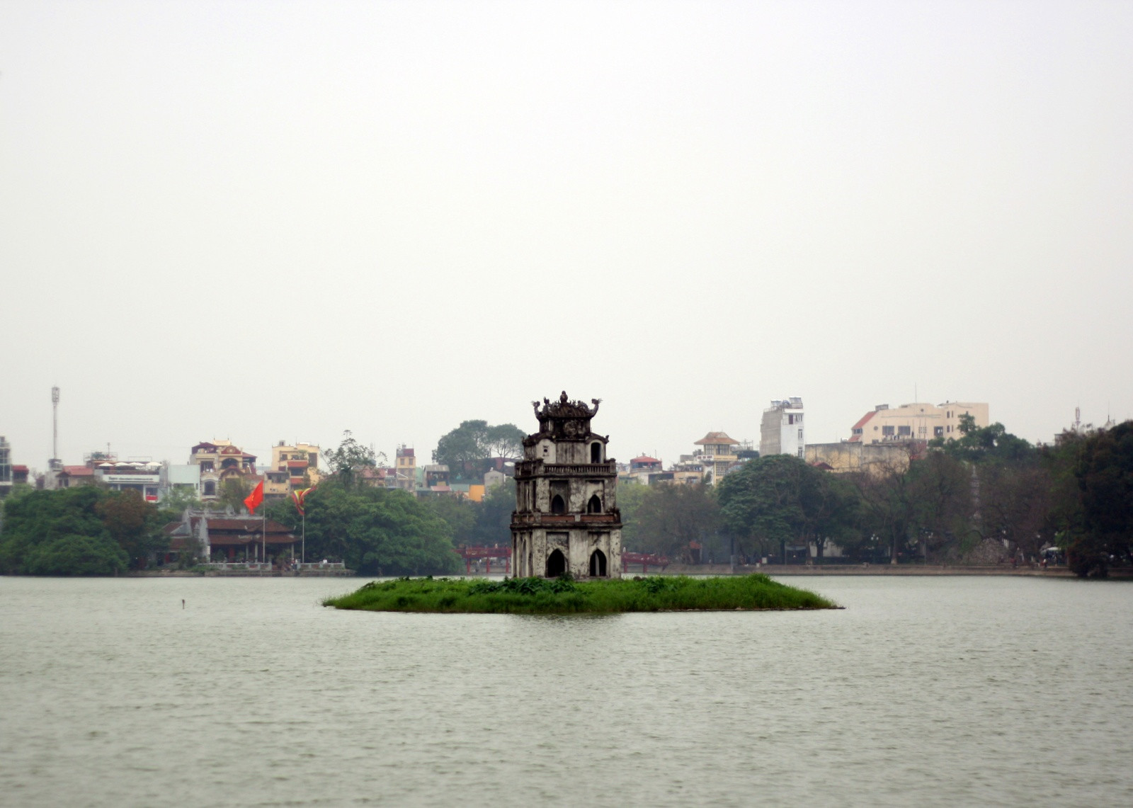 Озеро Хоанкьем (Hồ Hoàn Kiếm) или Озеро возвращенного меча – фотографии Вьетнама