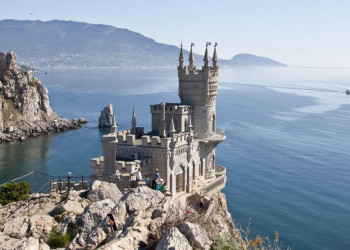 Замок Ласточкино гнездо (Swallow's Nest) ) в Крыму – фотографии России