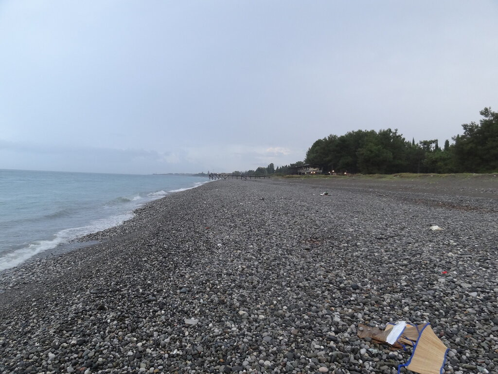 Галечный берег моря. Гячрипш – фотографии Абхазии