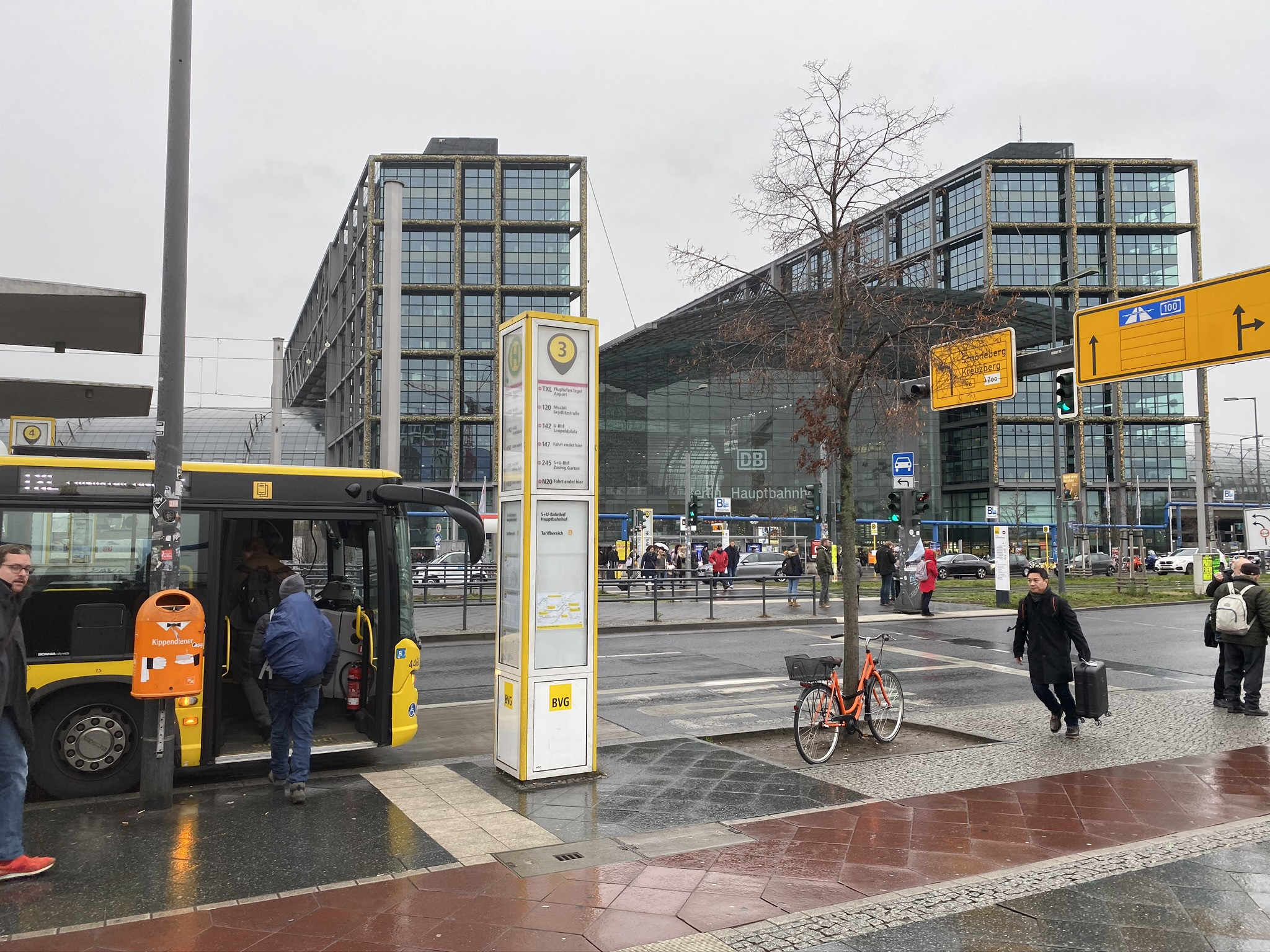 Автобус в аэропорт Тегель в Берлине – фотографии Германии