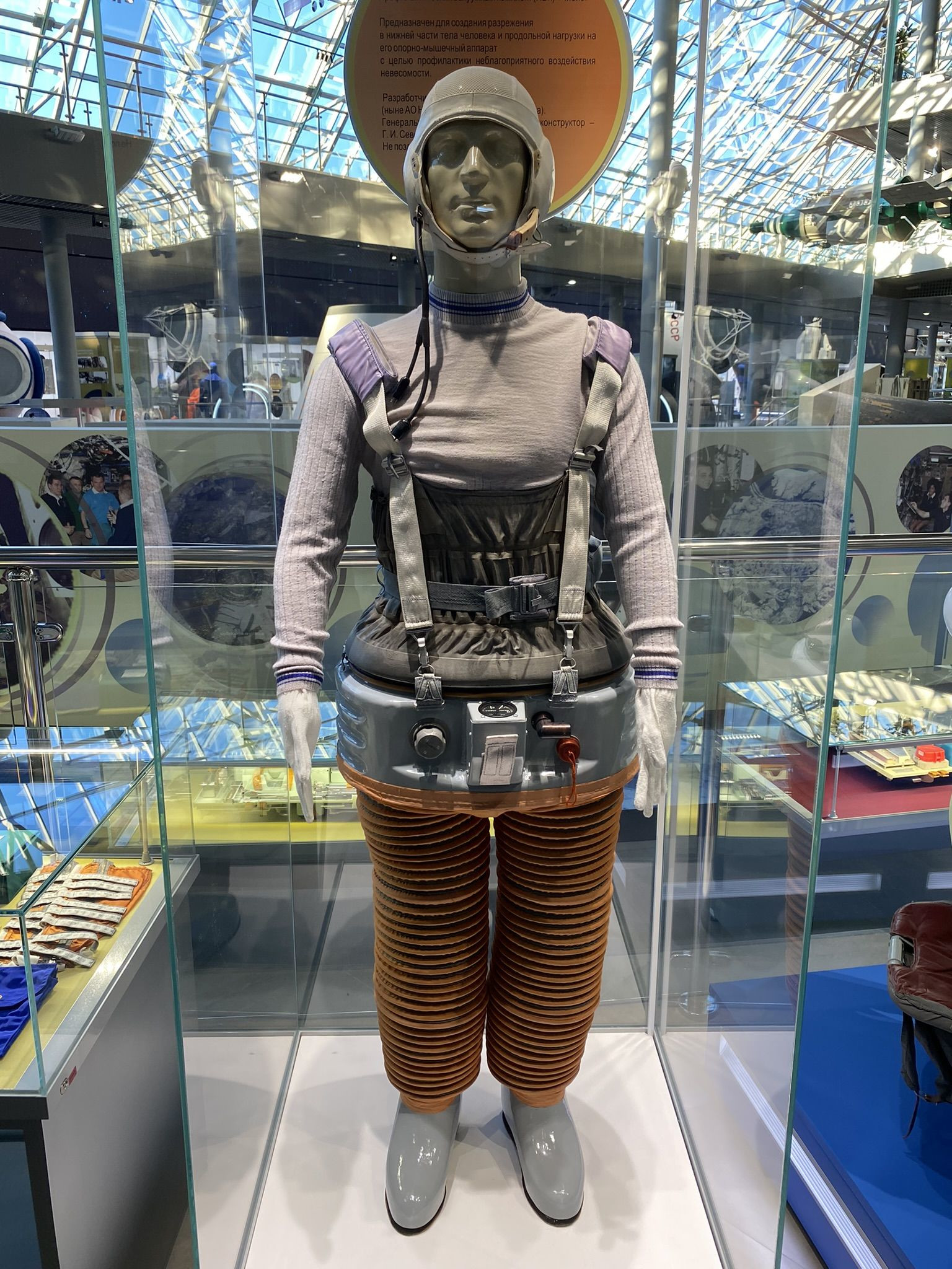 Музей истории космонавтики имени К.Э. Циолковского — образец костюма – фотографии России
