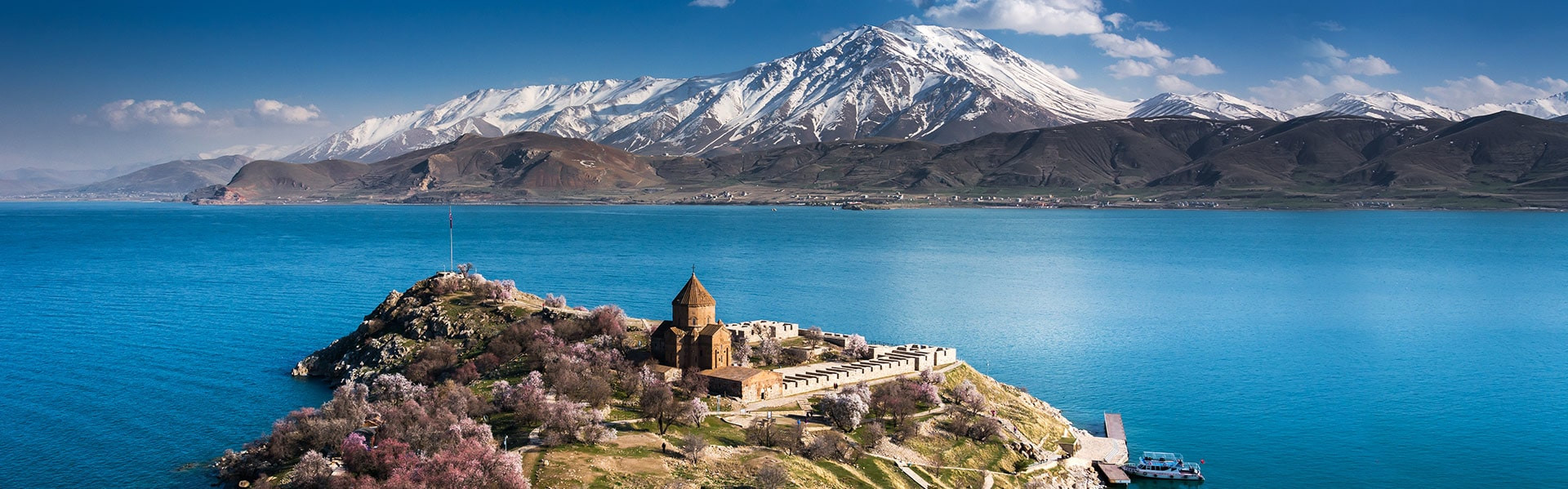 Панорама гор и реки. Арзни. Армения. – фотографии Армении