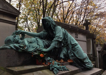 Обычное место для отдыха - кладбище Пер-Лашез, Париж – фотографии Франции