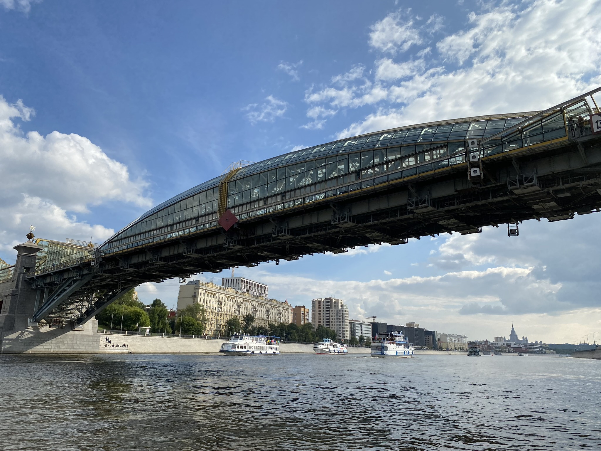 Вид на пешеходный мост Богдана Хмельницкого с воды – фотографии России