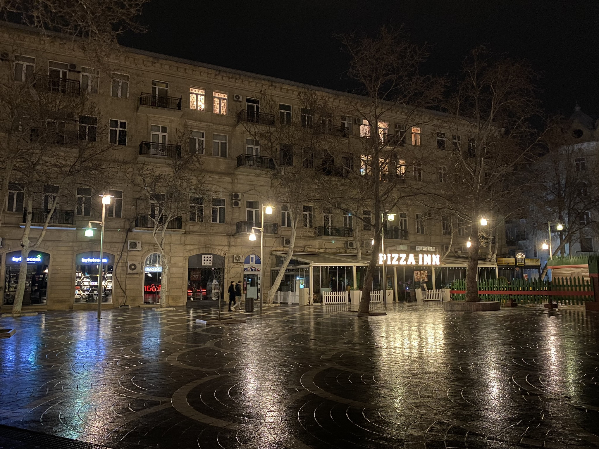 Пустынная площадь Фонтанов ночью в Баку – фотографии Азербайджана