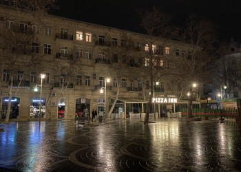 Пустынная площадь Фонтанов ночью в Баку – фотографии Азербайджана